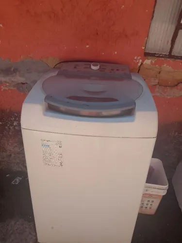 Vende-se geladeira e uma máquina pra retirada de peças 