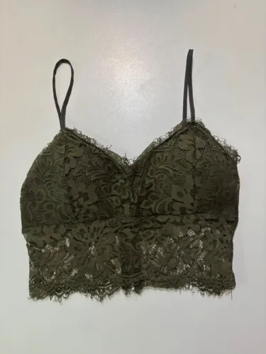 Top cropped de renda verde musgo/militar tam P