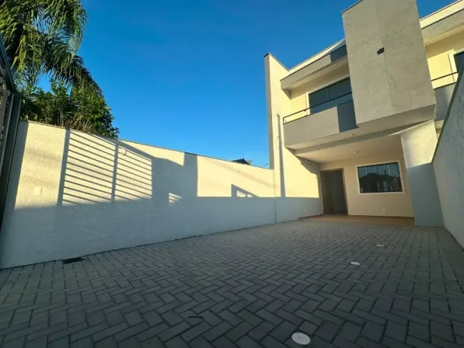 Imóvel à venda em Joinville-SC: Casa com 3 quartos, 2 salas, 3 banheiros e 2 vagas no Bom