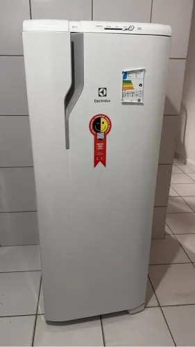Geladeira Electrolux RE31 240L - Excelente Estado e Funcionando Perfeitamente