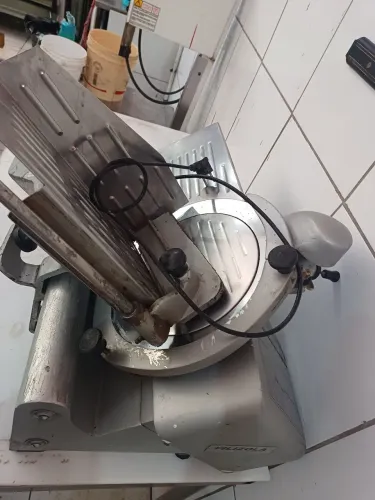 Maquina de fatiar frios