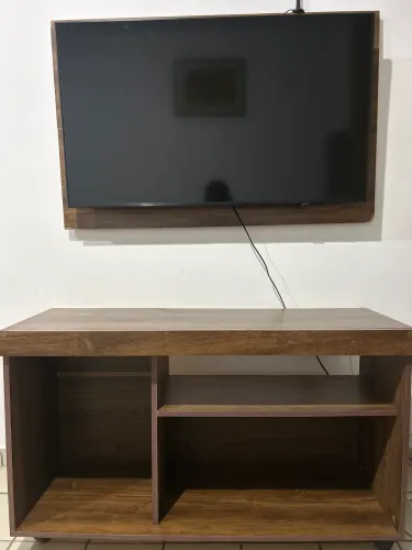 Rack amadeirado com painel para TV