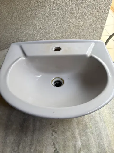 Pia com coluna de banheiro