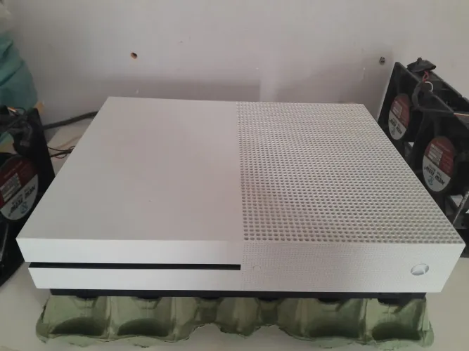 XBOX ONE S 1 TB NOVÍSSIMO 1 CONTROLE 12 JOGOS NOTA FISCAL