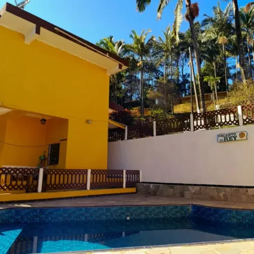 Sítio com piscina e campo de futebol perto de SP (valor para o fim de semana)