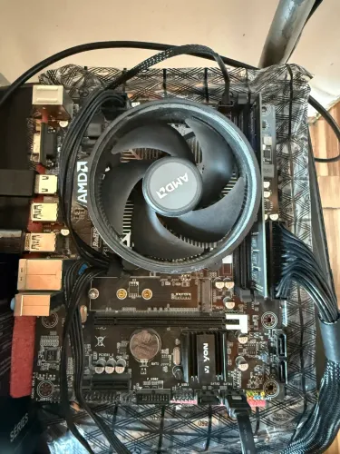 Kit AMD placa mãe yon a520, processador Ryzen 5 5600gt, memória 8gb (Aceito cartão)