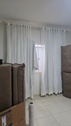 CORTINA em linho cor "off white" com blackout, acompanha varão duplo