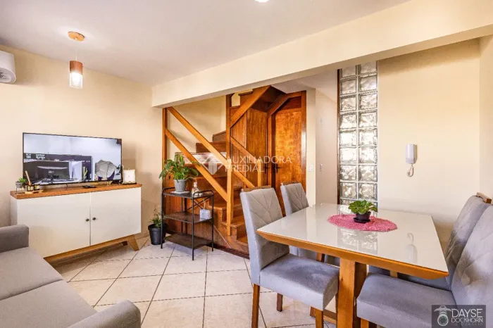 Casa 03 dormitórios, lavabo, pátio em condomínio fechado, Sarandi-Porto alegre