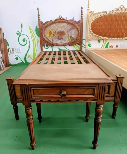 Cama de solteiro Clássica e mesa lateral muito antiga Raríssima