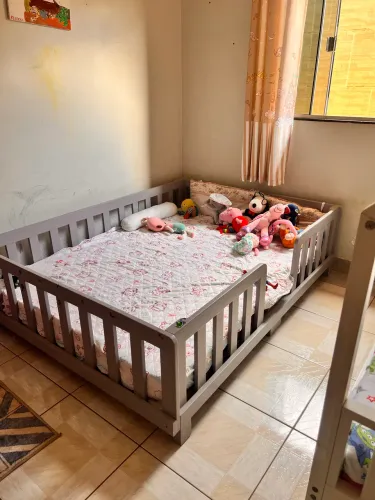 Cama montessoriana infantil