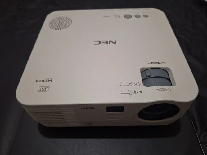 PROJETOR NEC NP- VE282B (POUQUÍSSIMO USO)