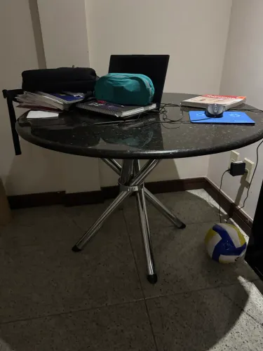 Mesa redonda de granito com pés de inox. 1M diâmetro.