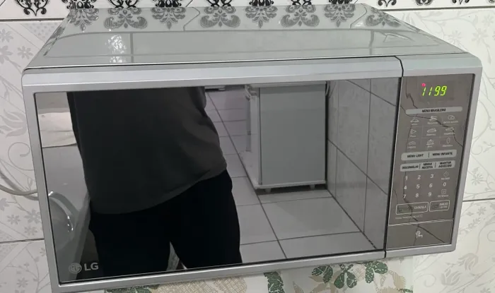 Microondas LG 31 litros espelhado novo pouco tempo de uso funcionando perfeitamente
