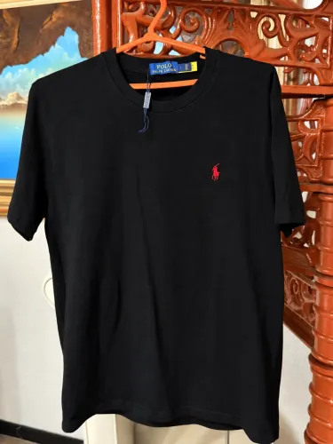 CAMISA RALPH LAUREN PRETA, PONY VERMELHO com QRcode da marca.