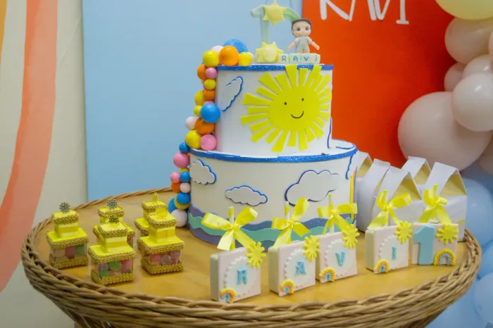 Bolo cenográfico (fake) dois andar Tema primeira volto do sol ou 365 sorrisos 