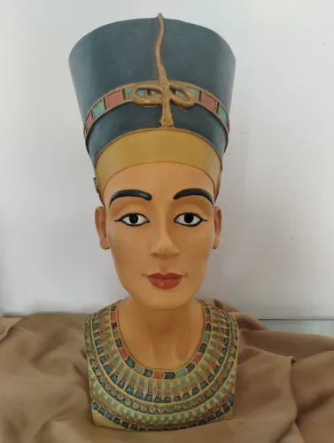 Busto da Rainha Egípcia Nefertiti em resina