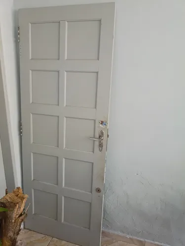 Vende se Porta de Madeira