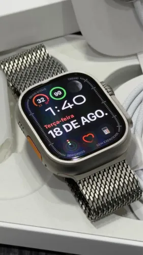Apple Watch Ultra 3 49 mm com pulseira de titânio