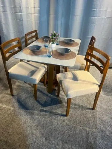 Mesa de jantar de 4 cadeiras