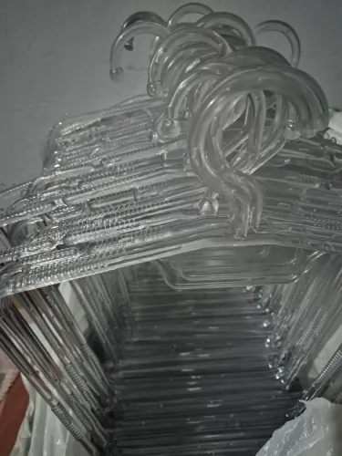 Cabides silhueta e reforçados 