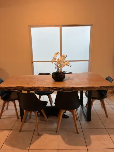 Mesa de madeira com 6 cadeiras e pés de ferro um pouco enferrujado 