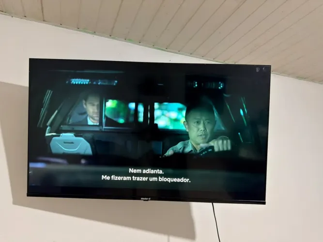 TELEVISAO 55 POLEGADAS SMART COM SUPORTE DE PAREDE