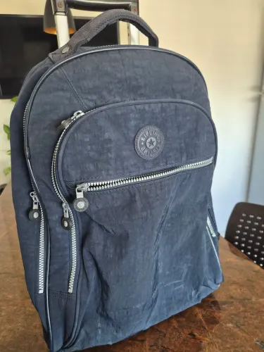 Mochila com Rodinhas Kipling Original - Cor Azul Marinho
