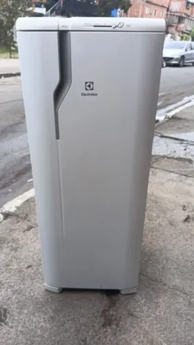 Geladeira Electrolux 240 litros modelo RE31 - 110V