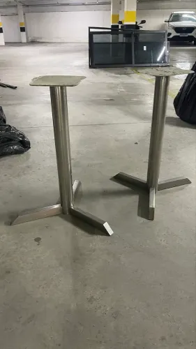 Mesa de granito com um suporte de brinde