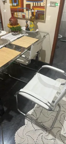 Mesa 6 lugares cadeiras de couro branco e vidro inox