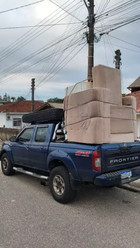 Cama mesa sofá geladeira fogão pia mesa cadeiras