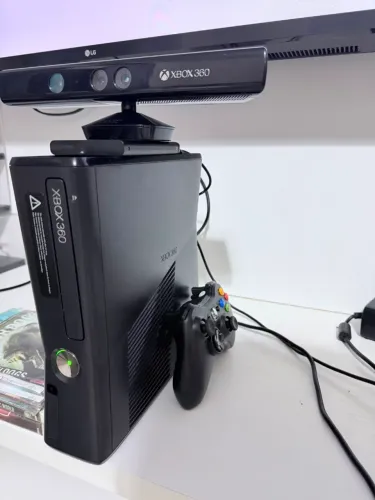 XBOX 360 COMPLETO LTU, em ótimo estado.