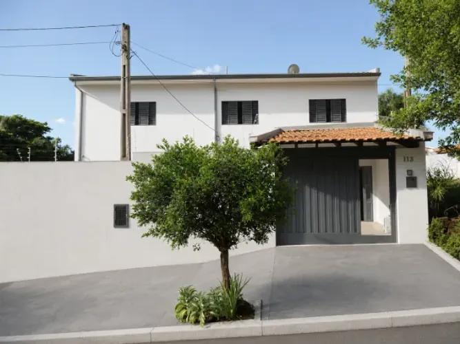 Oportunidade: Sobrado amplo, 3 quartos, ótima localização.