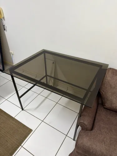 Mesa com tampo de vidro