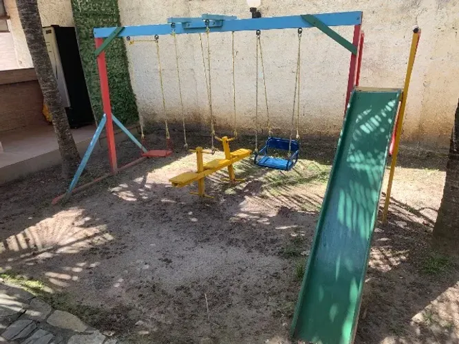 Conjunto de balanços e escorregador de madeira