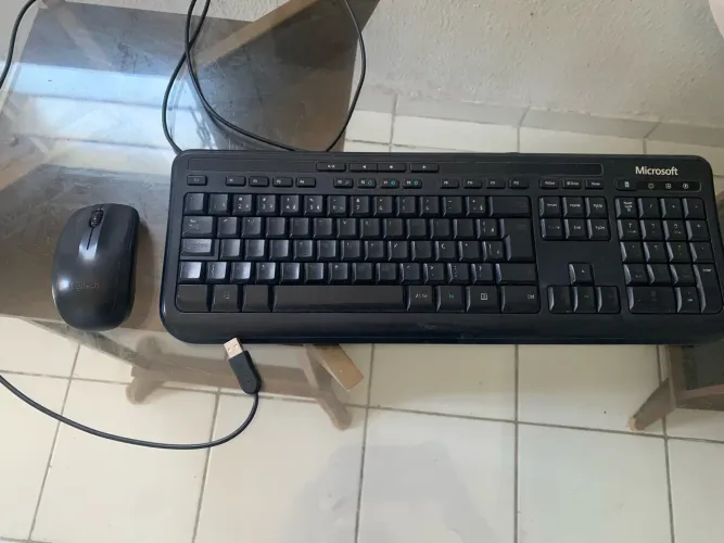 Teclado microsoft wired keyboard 600 USB + Mouse da Logitech (ambos originais)  
