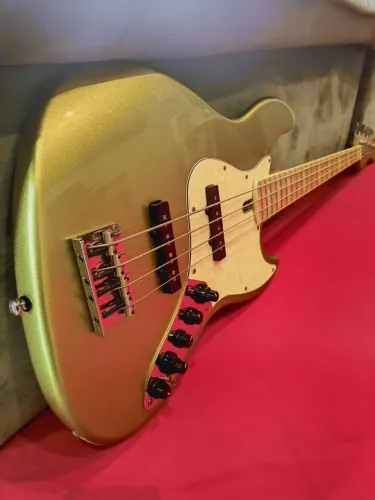 Baixo Sire Marcus Miller V7 2 geração 4 cordas 