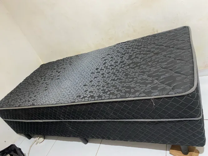 Vende-se cama box de solteiro