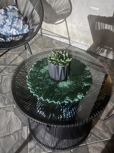 Poltronas e mesa de centro para o jardim