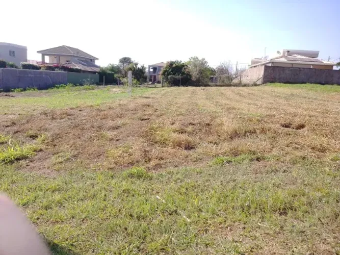 Condomínio Costa Azul medindo 525 m2, ótima localização, R$:137.000,00