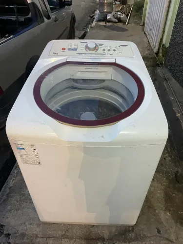 Máquina de lavar Brastemp 15 kg funcionando 