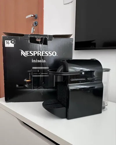 Cafeteira Nespresso Inissia D40 automática black para cápsulas