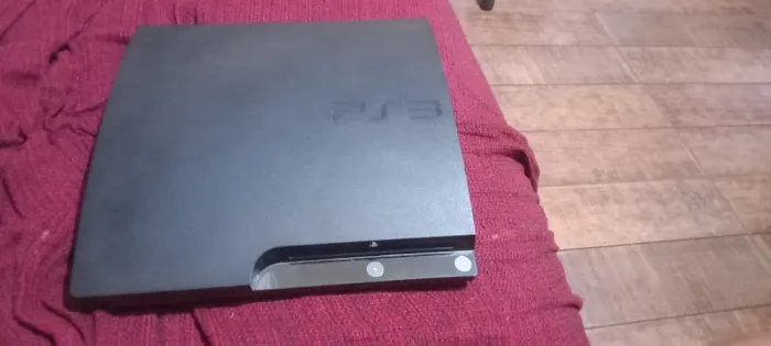 Vende-se um Playstation 3 usado com controle e cabos