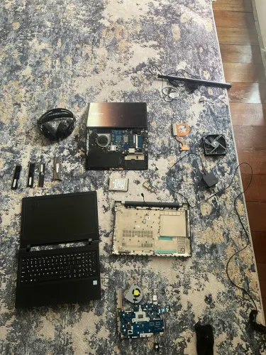 Lote de peças de informática: 4 pentes de memória RAM 8GB + notebooks antigos desmontados