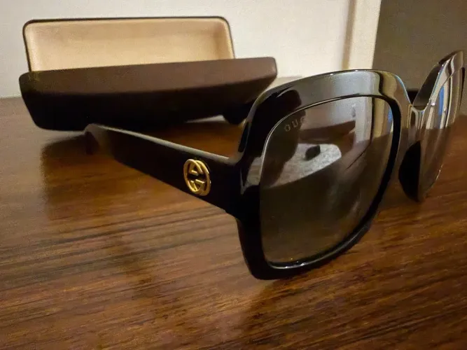 Óculos de sol Gucci Original, modelo GG0036S 001, na cor preta, com lentes escuras.