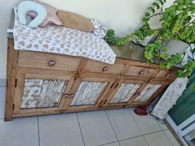 Buffet de madeira de demolição maciça 
