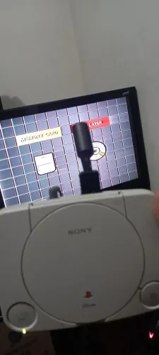 Psone "baby" liga, da imagem (pouco distorcida), sem leitor, console no estado