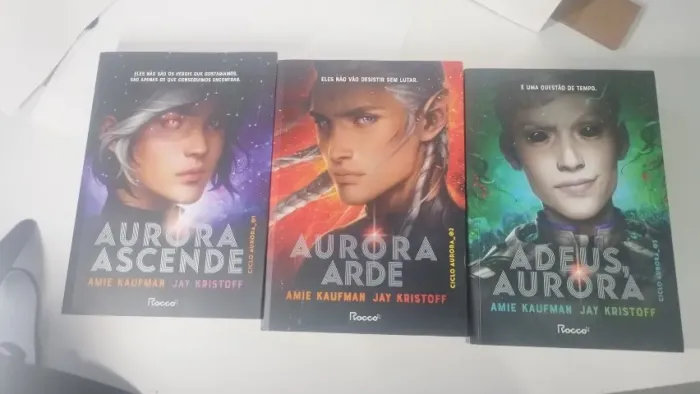 Livros Aurora Ascende, Aurora Arde, Adeus Aurora Amie Kaufman Jay kristoff