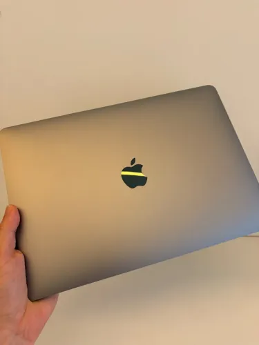 MacBook Pro 13" - M2 - 8GB memoria - 256gb SSD + Adaptador Bases 6 em 1