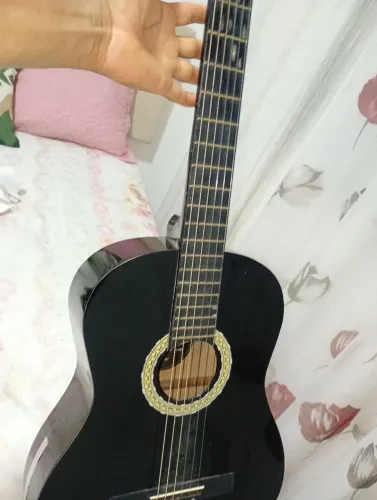 Vendo violão.